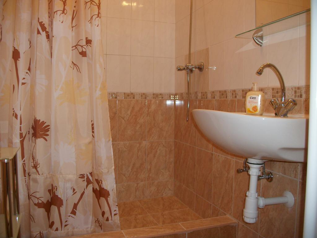 Eden Ii. Hotel มิชโคลซ์ ภายนอก รูปภาพ