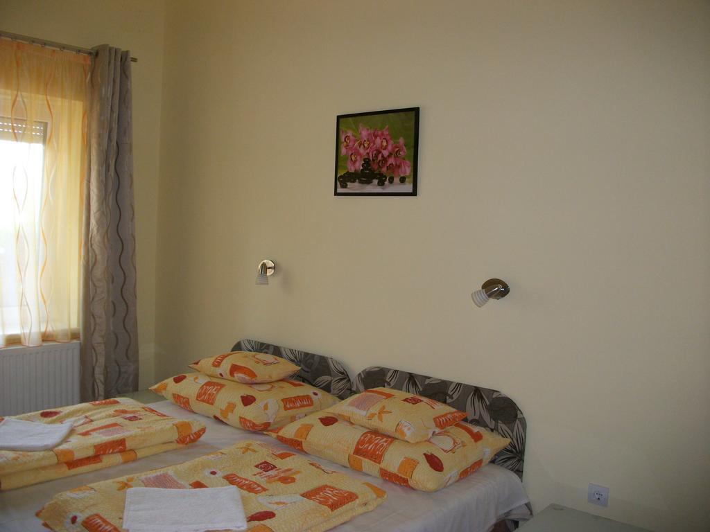 Eden Ii. Hotel มิชโคลซ์ ภายนอก รูปภาพ