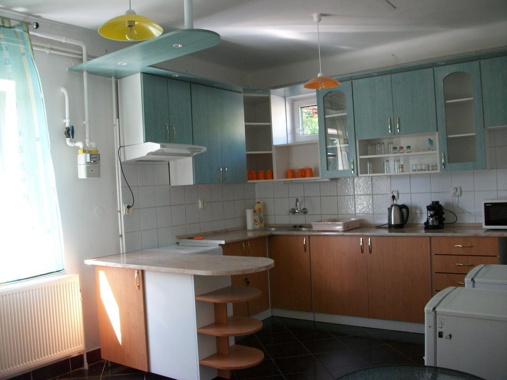 Eden Ii. Hotel มิชโคลซ์ ภายนอก รูปภาพ