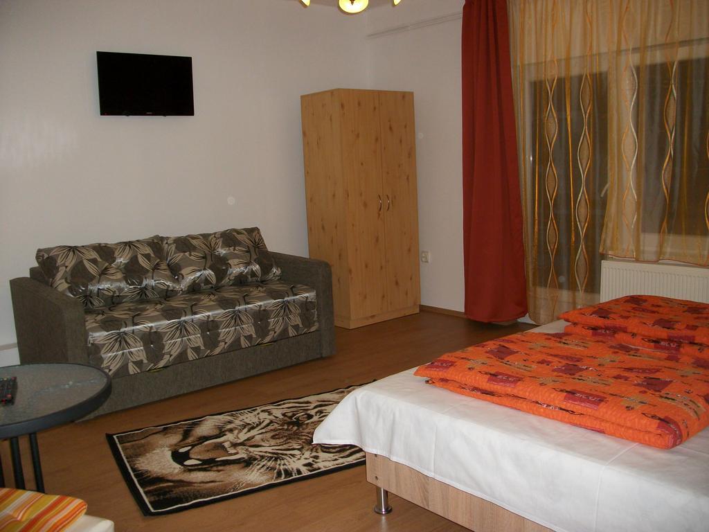Eden Ii. Hotel มิชโคลซ์ ภายนอก รูปภาพ