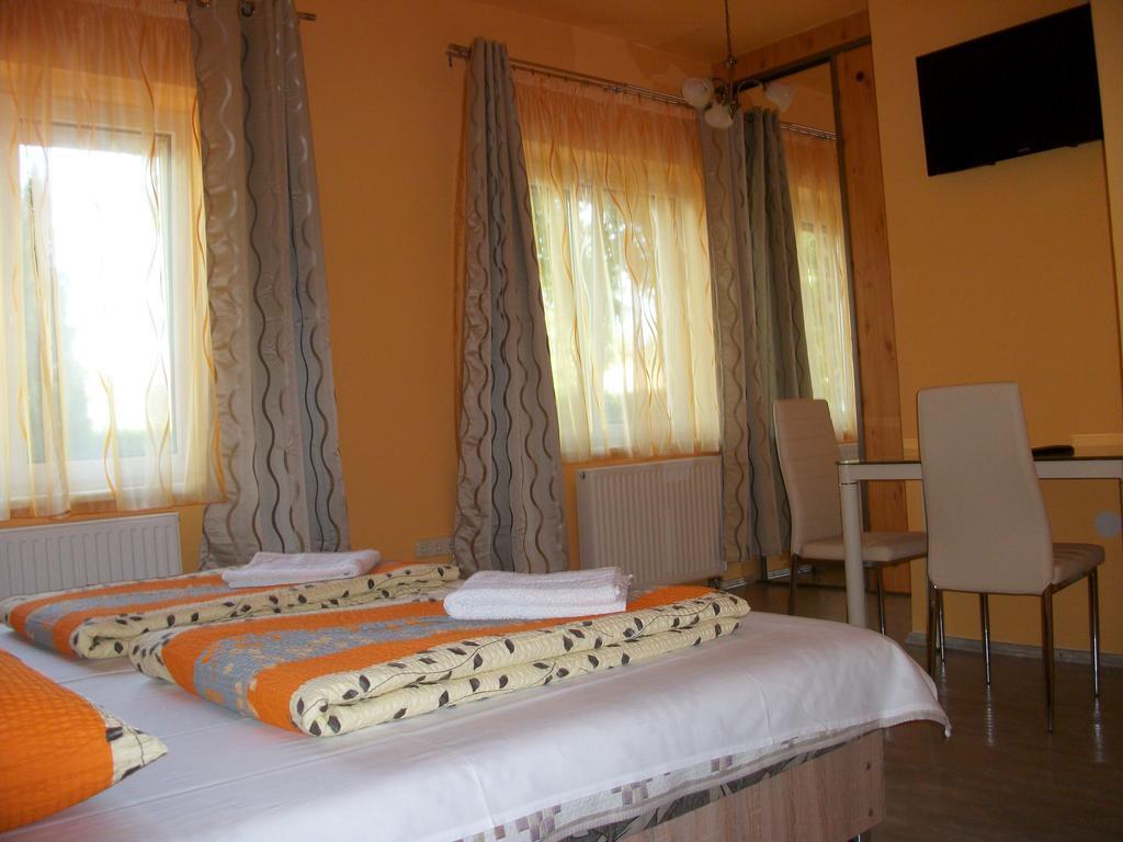 Eden Ii. Hotel มิชโคลซ์ ภายนอก รูปภาพ