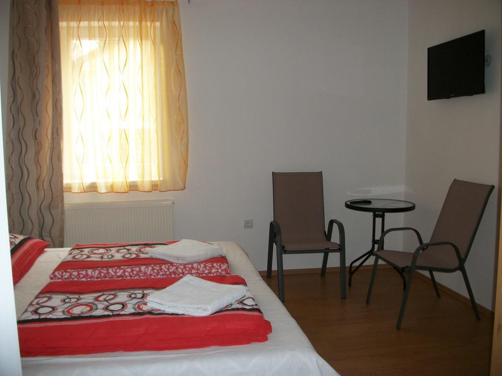 Eden Ii. Hotel มิชโคลซ์ ภายนอก รูปภาพ