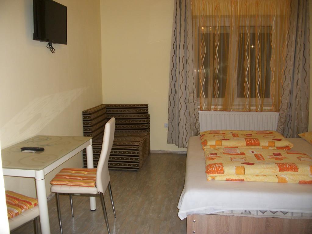 Eden Ii. Hotel มิชโคลซ์ ภายนอก รูปภาพ