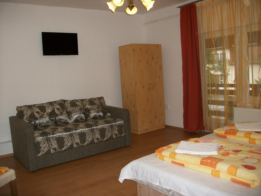 Eden Ii. Hotel มิชโคลซ์ ภายนอก รูปภาพ