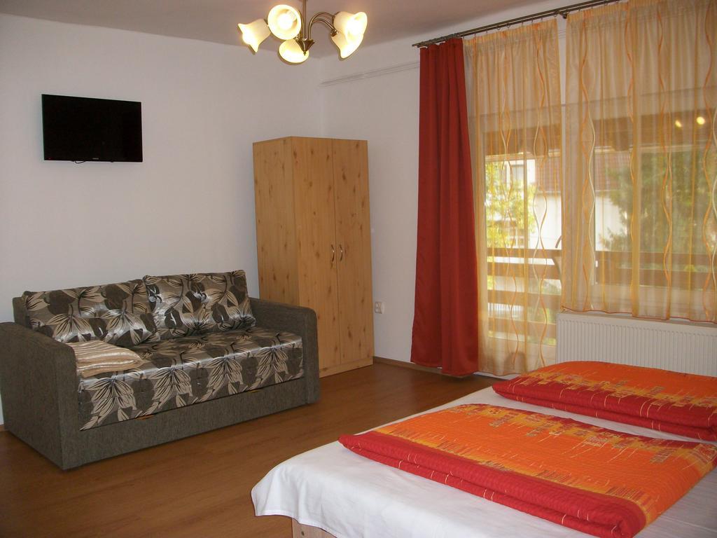 Eden Ii. Hotel มิชโคลซ์ ภายนอก รูปภาพ