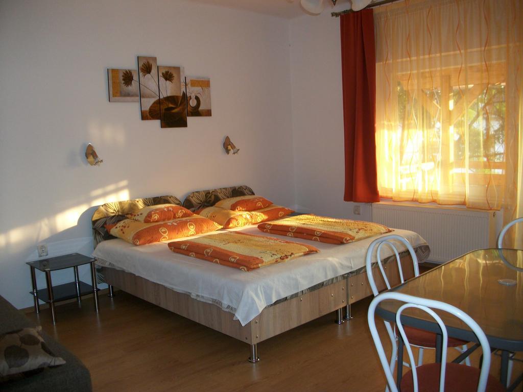 Eden Ii. Hotel มิชโคลซ์ ภายนอก รูปภาพ