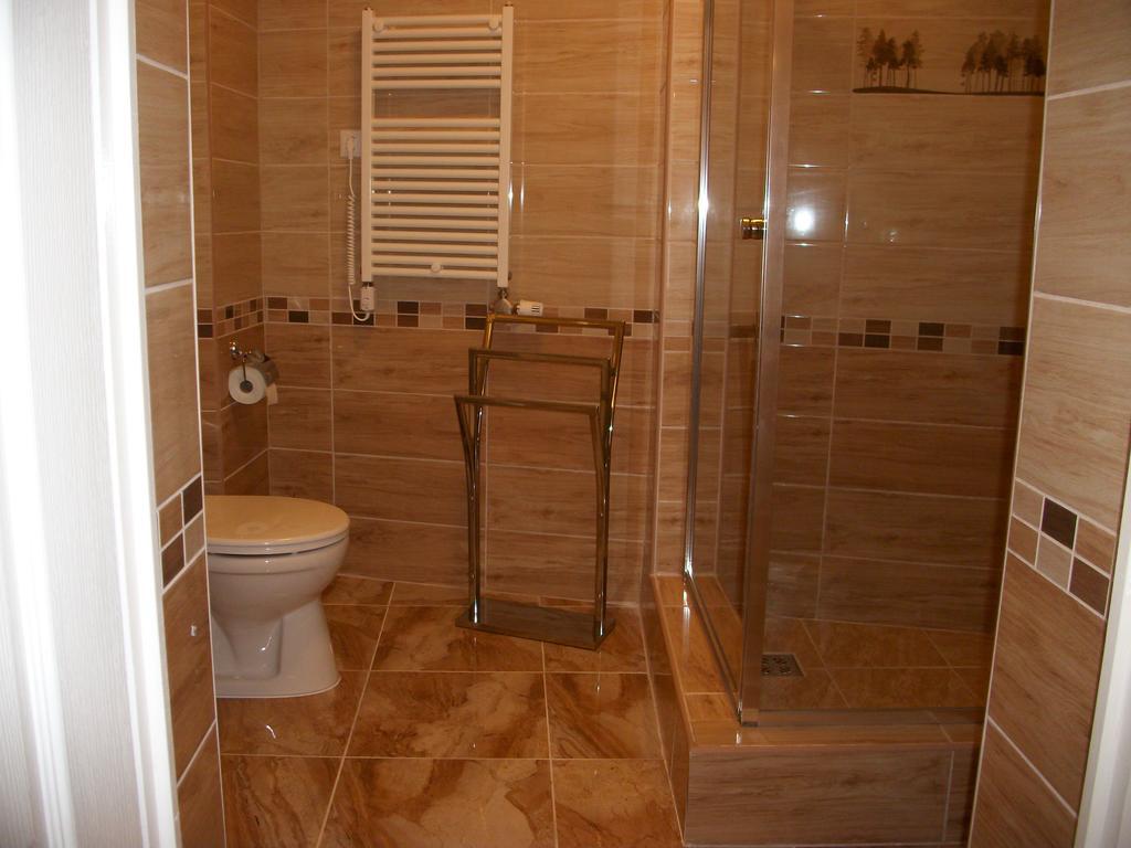 Eden Ii. Hotel มิชโคลซ์ ภายนอก รูปภาพ