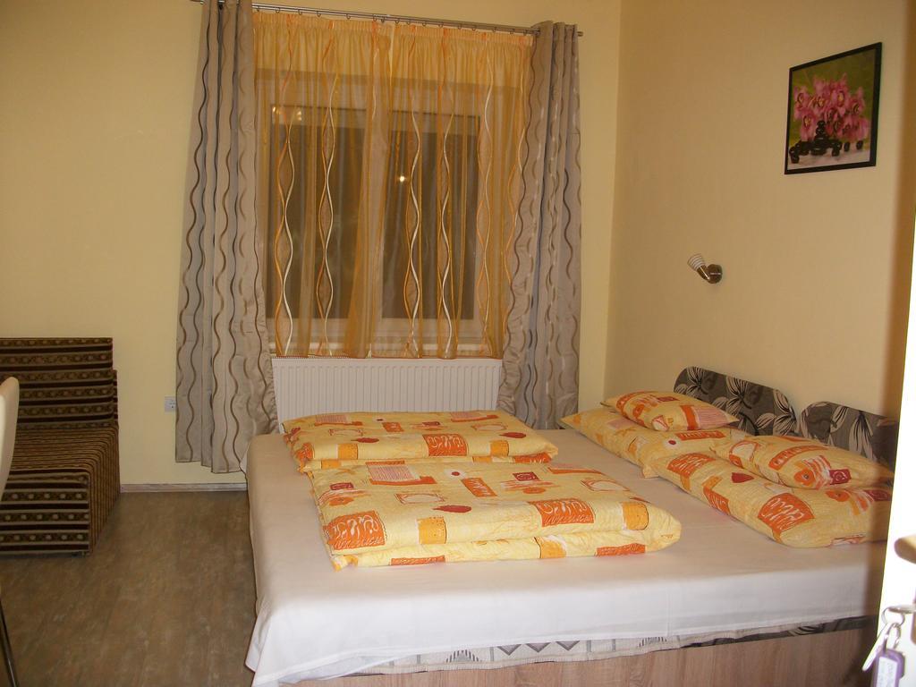 Eden Ii. Hotel มิชโคลซ์ ภายนอก รูปภาพ
