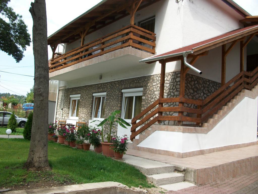 Eden Ii. Hotel มิชโคลซ์ ภายนอก รูปภาพ