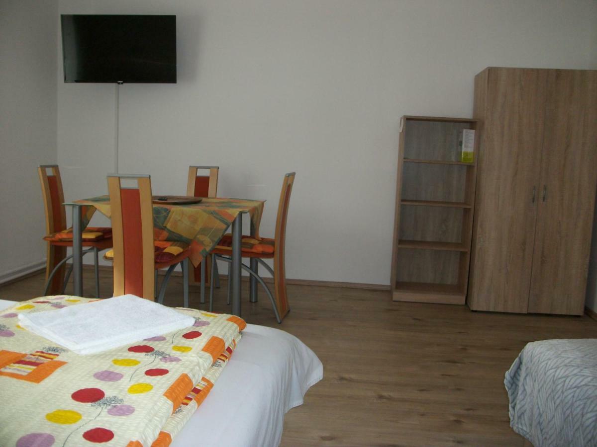 Eden Ii. Hotel มิชโคลซ์ ภายนอก รูปภาพ